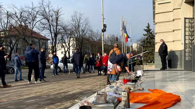 Horeca, protest inedit la Timișoara! Cârciumarii au „atacat” Prefectura cu tigăi, tacâmuri și bonete