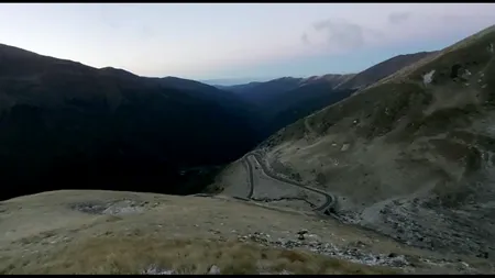 Prima zăpadă pe Transfăgărășan. Temperaturile resimțite sunt cu mult sub 0 grade Celsius | VIDEO