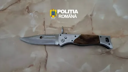 Percheziții în județul Teleorman după o bătaie în stradă cu săbii și bâte. Procurorii au găsit în casele agresorilor un arsenal de arme albe