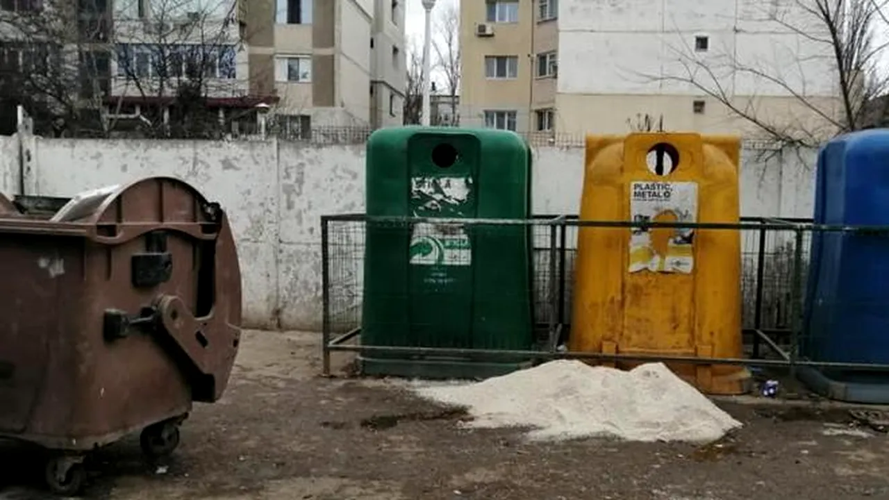 Gest incredibil: Gălățenii au furat pubelele cu sare puse de autorități pentru a evita alunecările lângă blocuri
