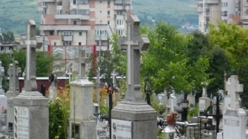 Primăria Iași va monta camere video în cimitir,după reclamații că s-au furat flori, coroane și cruci