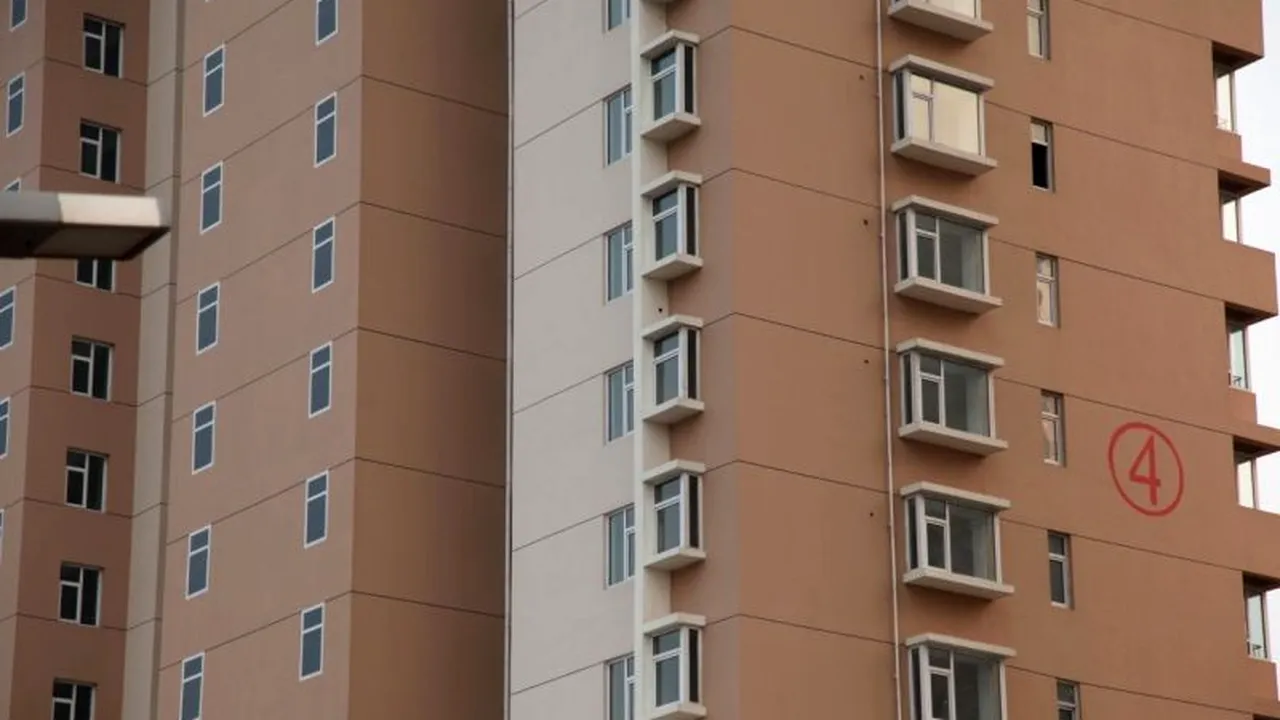 FOTO: Cum își pictează chinezii ferestre pe bloc, în loc să le facă