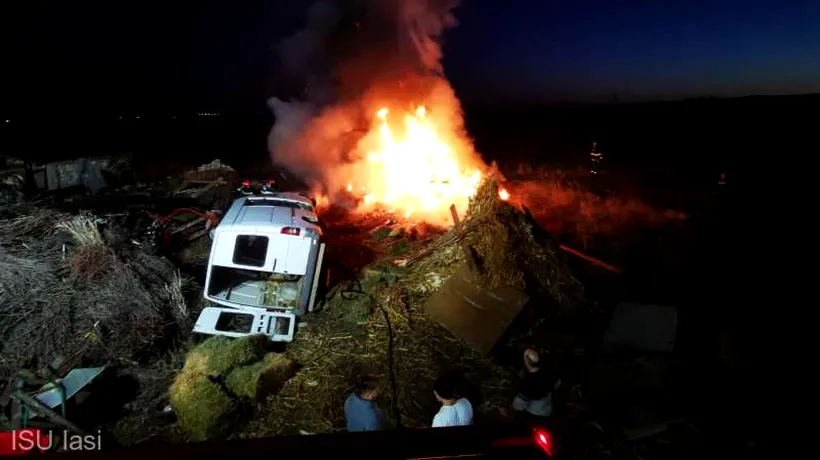 Incendiu DEVASTATOR în județul Iași, din cauza unei petarde: Șase tone de furaje și o mașină s-au făcut scrum