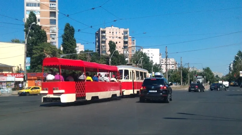 Bucureștenii nostalgici s-au plimbat astăzi cu tramvaiul deschis