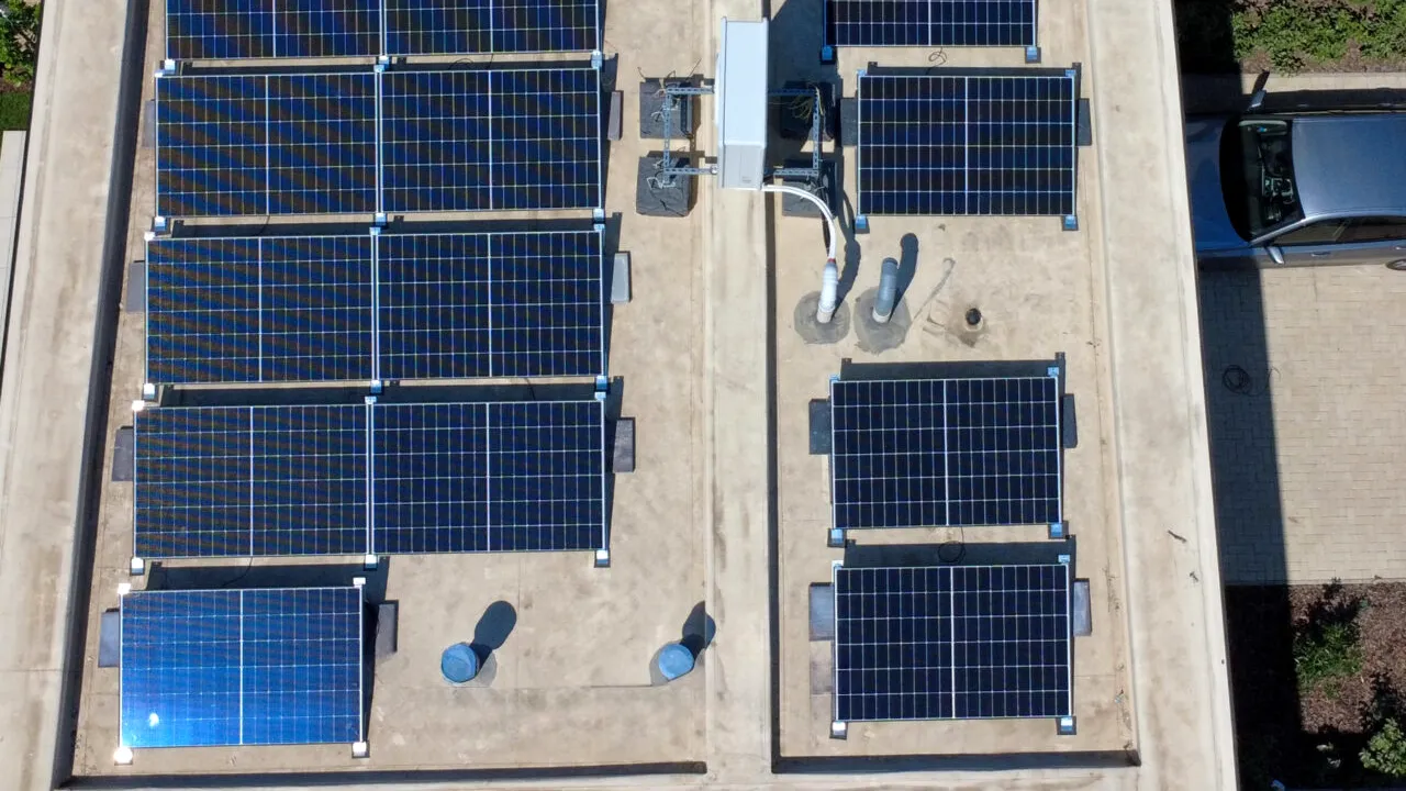 (P) Ce presupune instalarea panourilor fotovoltaice pe casă și de ce durează mai mult decât montajul
