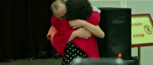 VIDEO EMOȚIONANT. O familie și-a regăsit fiul răpit acum 32 de ani. A fost vândut pentru suma de 840 de dolari