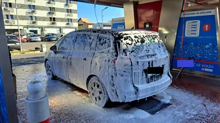 Ce RISCĂ persoanele care își spală mașina în curte sau în fața blocului. Legea este clară, în astfel de cazuri