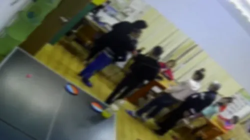 O educatoare din Mehedinți a lovit un copil dintr-un centru de plasament pentru că ar fi jignit-o. Femeia a fost filmată de camerele de supraveghere