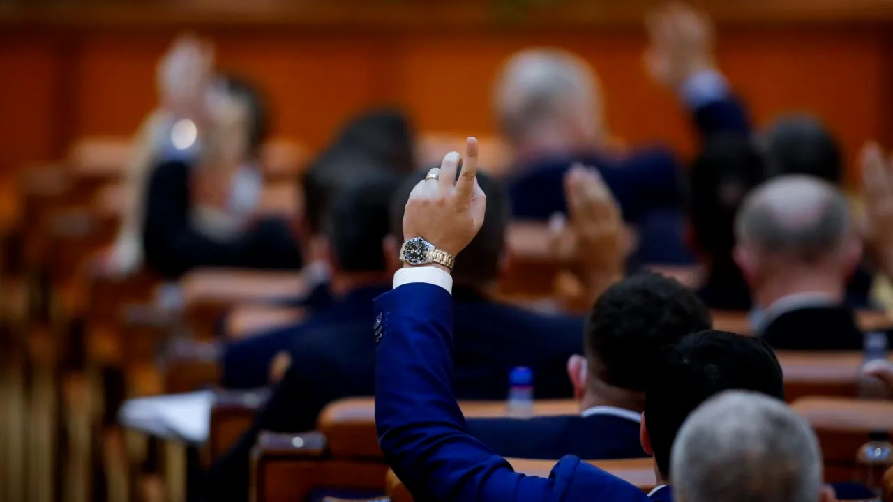 Camera Deputaților a adoptat un proiect prin care deputații vor fi obligați să își publice CV-ul pe site-ul instituţiei