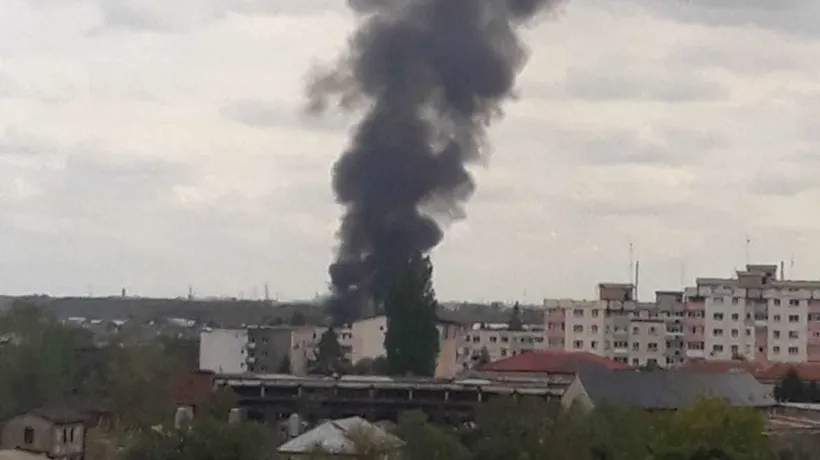 Incendiu violent la o fabrică de mobilă din Pitești - FOTO 