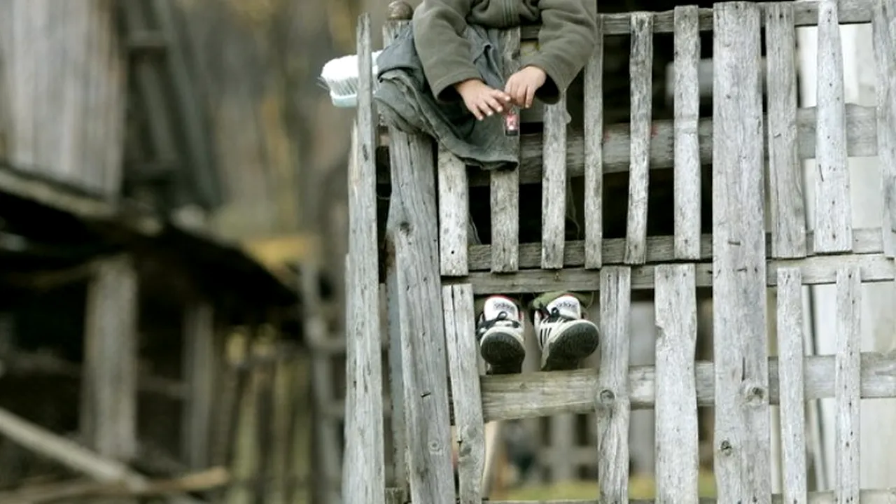 Trei frați, cel mai mic de trei luni, găsiți abandonați în casă, înfometați, bolnavi și neîngrijiți