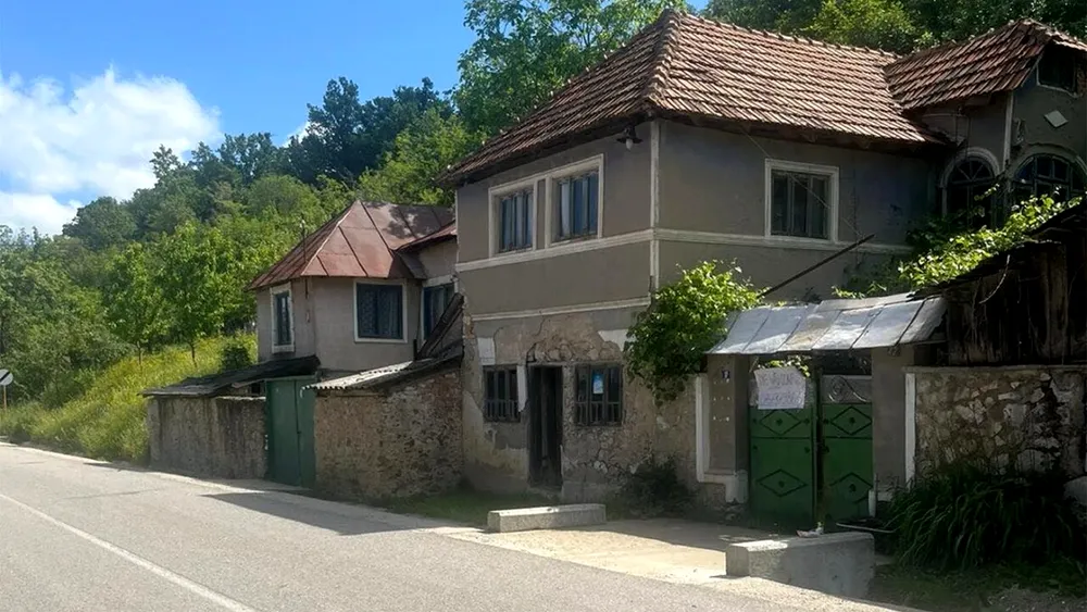 Ofertă imobiliară de neratat: Casă cu teren generos și beci cât toată locuința, la preț de garsonieră. Mai mult, te poți muta oricând în ea