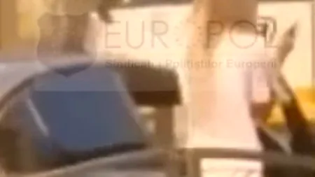 Partenera bărbatului care a atacat cu crosa de golf un alt şofer în trafic, surprinsă când iese din mașină cu o macetă
