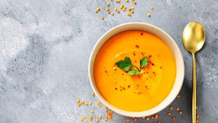 Tinerilor li s-a acrit de ciorbe și supe. Motivele pentru care generația Z ocolește felul unu și preferă să mănânce preparate fast-food