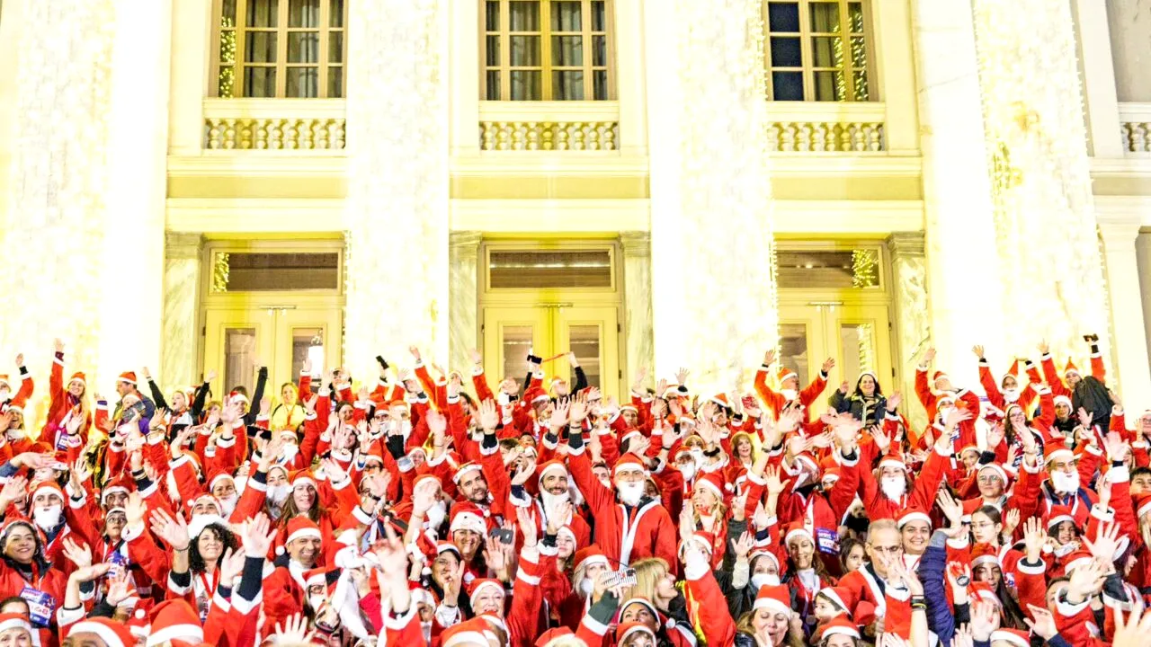 Atena s-a îmbrăcat în „roșu”. Mii de greci au participat la „Cursa lui Moș Crăciun“