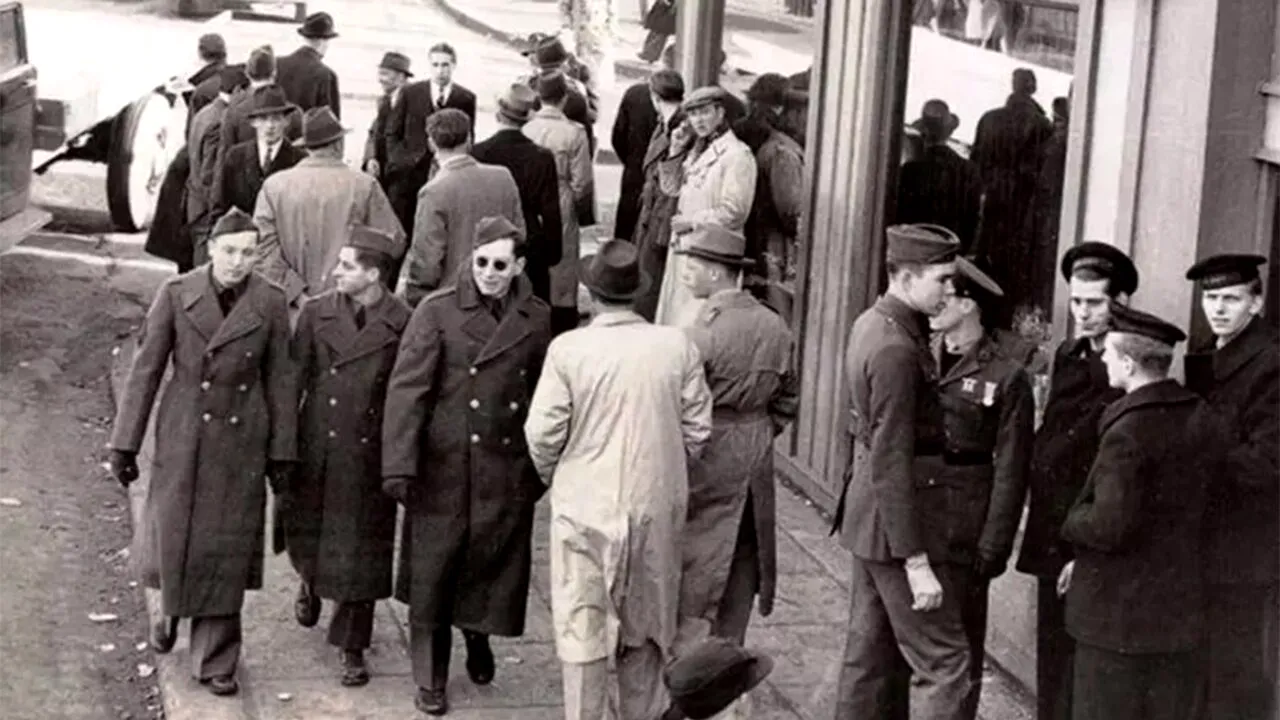 CĂLĂTORIA ÎN TIMP chiar există?! Detaliul bulversant din această fotografie din Al Doilea Război Mondial. Ce ține în mână acest bărbat