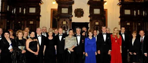 FOTO. Oficiali români, invitați la Peleș, la un dineu organizat de Principesa Margareta și Principele Radu. Cum vi se par ținutele pe care le-au purtat soțiile de politicieni?