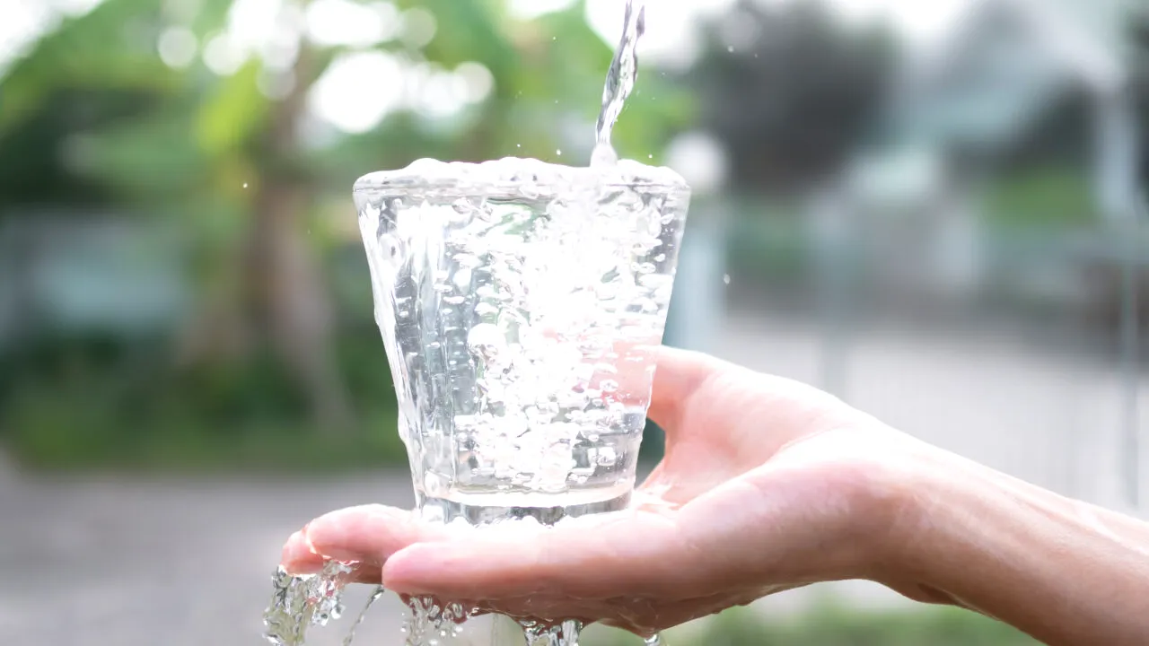 Substanțele chimice periculoase din apa de băut: pot distruge sănătatea. Cum pot fi evitate