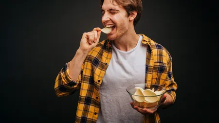 Ce spune un dietetician despre biscuiții sărați și chipsuri: „Sunt două gustări sărate foarte delicioase, dar fac RAVAGII în organism”