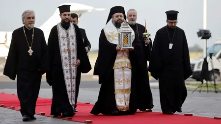 Sfânta Lumină a ajuns la București. Lumina va fi trimisă în toate BISERICILE din România