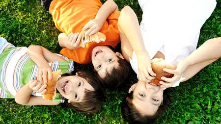 STUDIU. Mâncarea de tip fast-food predispune la apariția astmului și a eczemelor în rândul copiilor