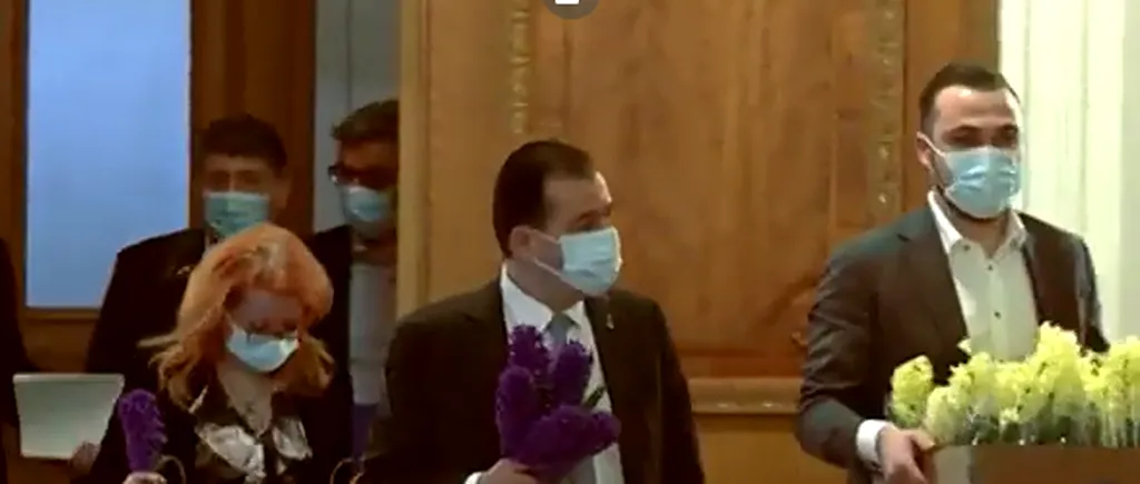 Ludovic Orban a împărțit flori în Parlament, fără mănuși: „Nu pot fi un transmițător al bolii. M-am spălat pe mâini”