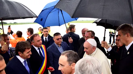PAPA FRANCISC ÎN ROMÂNIA. Cea mai înaltă distincție a județului Mureș, conferită Suveranului Pontif pe Aeroportul din Târgu Mureș - FOTO