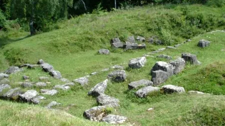 Doi tineri sunt cercetați după ce au fost prinși căutând obiecte de patrimoniu într-o cetate dacică