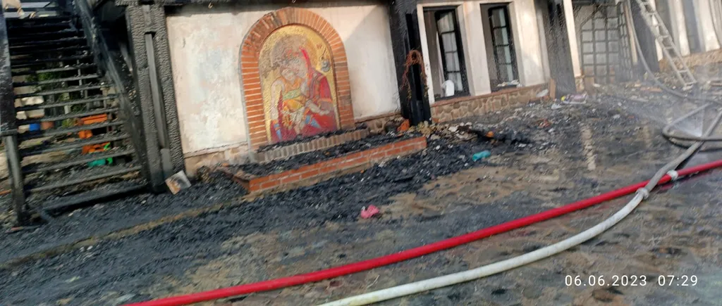 UPDATE: FOTO-VIDEO. Incendiu violent la Mănăstirea Turnu din Prahova / Focul a pornit de la mai multe lumânări lăsate nesupravegheate