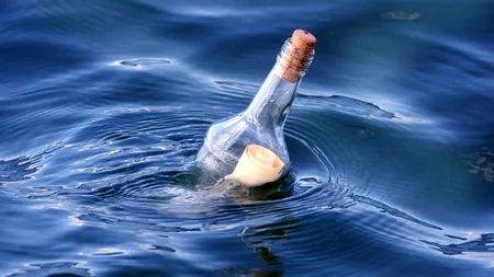 O sticlă cu un MESAJ în interior, aruncată în Oceanul Atlantic în urmă cu 55 de ani, a ajuns abia acum la destinatar. Ce scria pe bilet