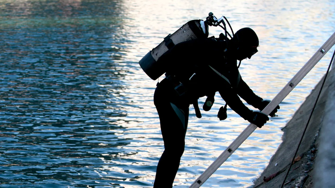 Tânăr căutat în Barajul Brădișor. Colegii săi spun că ar fi vrut să spele un utilaj tip volă, însă acesta a căzut în apă