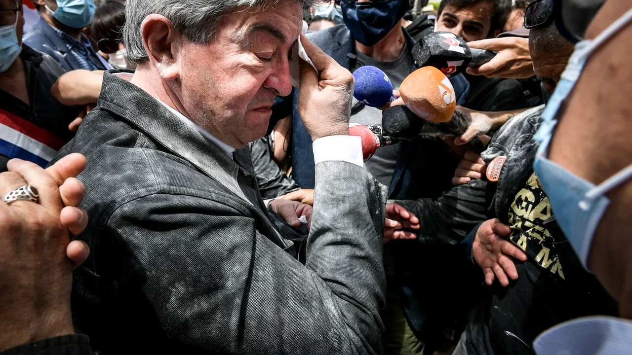 După Emmanuel Macron, încă un politician francez devine ținta unui atac. Lider al stângii, acoperit cu făină în timpul unui marș | VIDEO