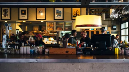 Banca i-a refuzat un împrumut, iar el a hotărât să se răzbune. Ce pățesc bancherii care vin la restaurantul său