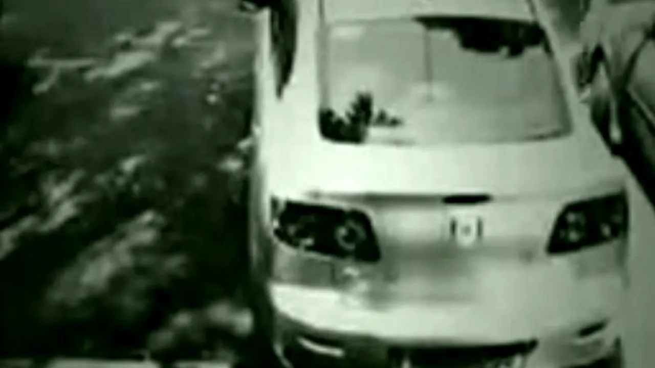 Cum a reușit un hoț să fure o mașină cu ajutorul a trei sticle de apă. VIDEO