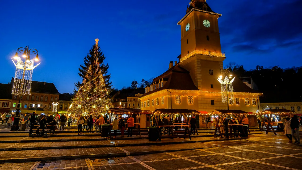 Brașovul va avea cel mai înalt brad de Crăciun din România. Când va fi aprins oficial