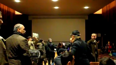 VIDEO.  Scandal la Muzeul Țăranului Român. Proiecția unui film premiat cu două Globuri de aur, întreruptă de un grup de homofobi  care a intonat cântece religioase