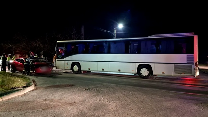 Un autobuz și două autoturisme s-au ciocnit violent la Arad. O persoană a fost rănită și transportată la spital