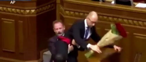 Un parlamentar s-a apropiat de premierul Ucrainei și i-a oferit un buchet de trandafiri. Ce a urmat a declanșat haosul