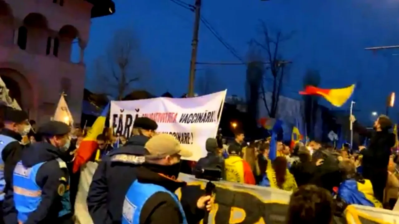 GALERIE FOTO – Aproximativ 1.000 de persoane au protestat împotriva restricțiilor, în Capitală: „Fără pașaport de vaccinare”