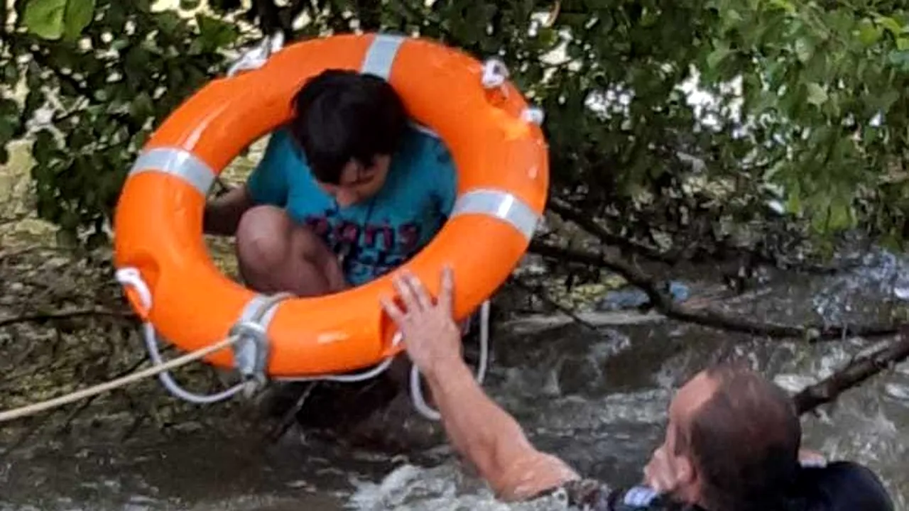 Doi copii, la un pas de moarte, după ce au fost surprinși de ape - FOTO