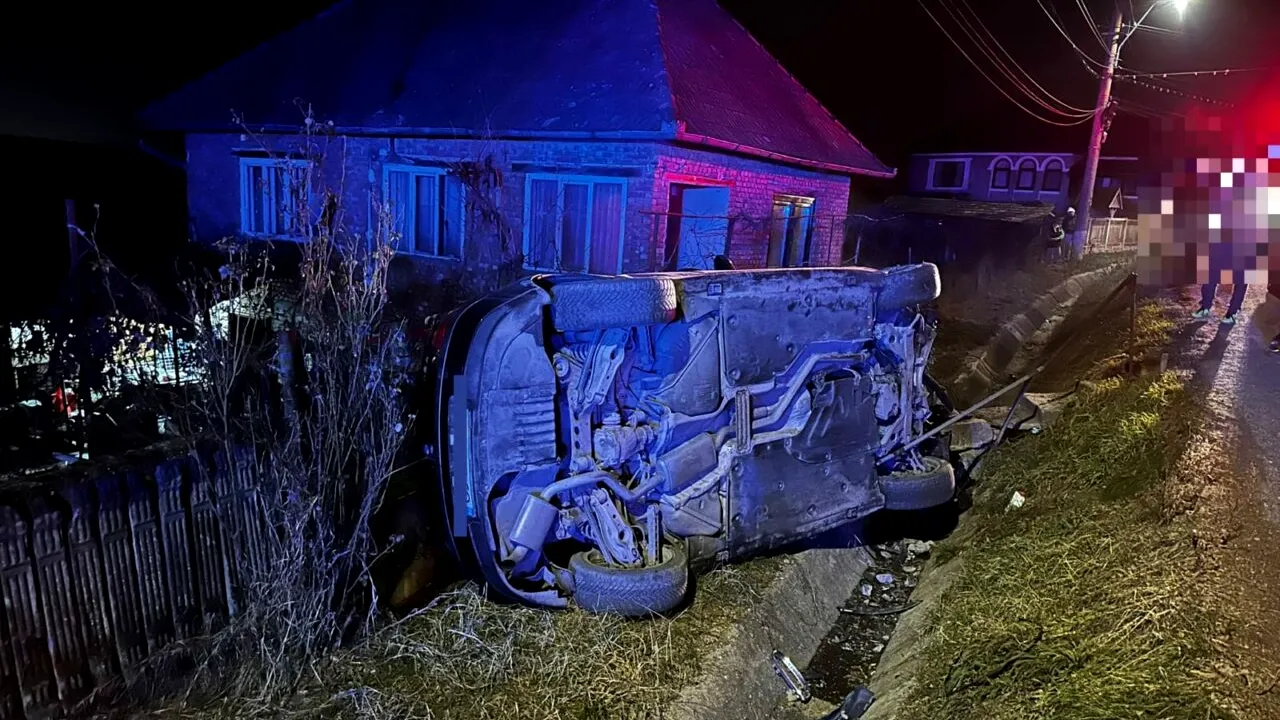 Un șofer în vârstă de 26 de ani și un minor de 15 ani, pasager în mașină, s-au RĂSTURNAT pe un drum din Cluj. Tânărul era băut și fără permis valabil
