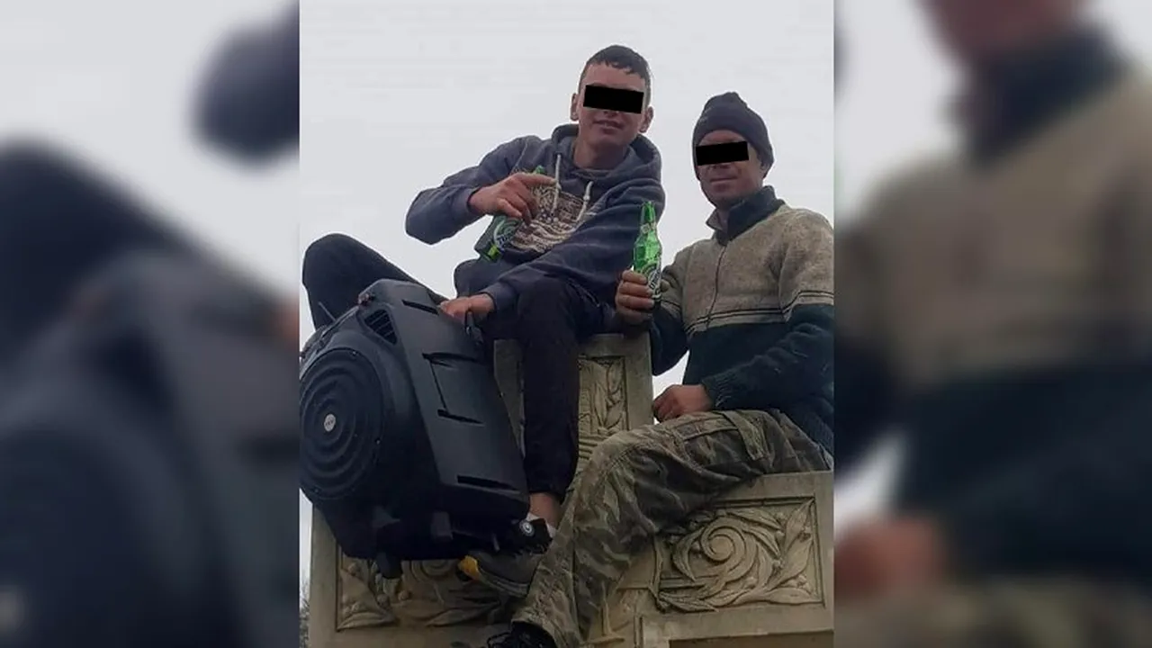 FOTO | Au băut bere cățărați pe monumentul eroilor, iar primarul le-a dat o pedeapsă istorică