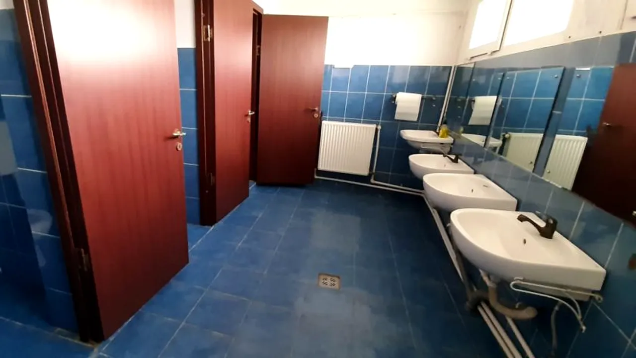 Avem epidemie de gripă, dar avem și wc în curte, la grădiniță