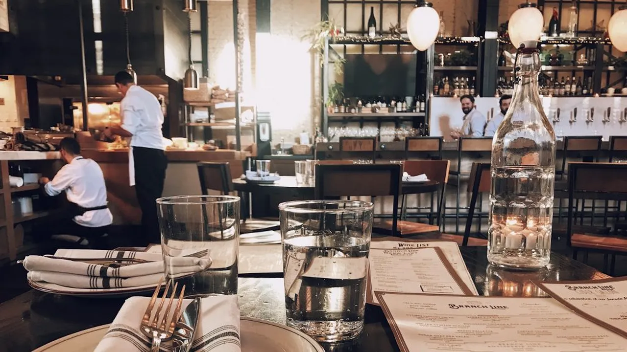 Industria HoReCa protestează: La ora 12.00, patronii și angajații ies în fața unităților unde lucrează. „De la 400.000 de angajați, am rămas 280.000 în 2021”