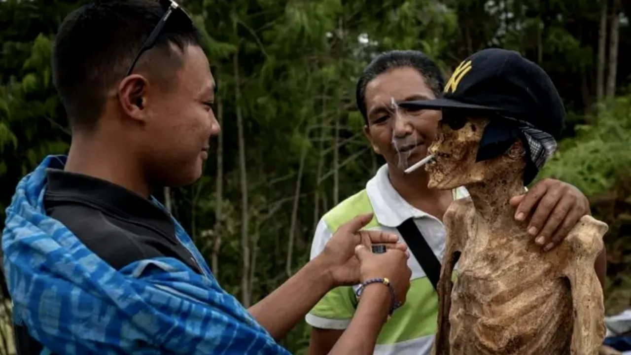 Ritual macabru de dezgropare a morţilor: Rudele îmbrăţişează cadavrele în semn de respect   