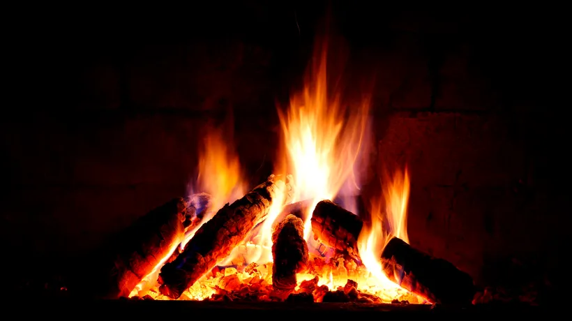 ”Când am văzut flăcările, era să leșin”. O femeie a dat foc unei mici averi ascunse de soțul său în șemineu