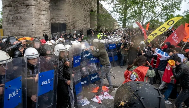 <span style='background-color: #2c4082; color: #fff; ' class='highlight text-uppercase'>VIDEO</span> Violențe în ISTANBUL /Zeci de protestatari ai opoziției, reținuți după confruntări cu forțele de ordine de 1 Mai
