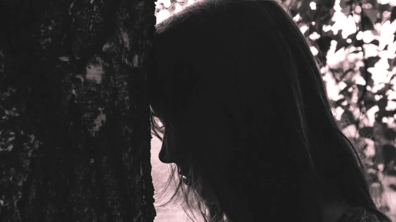 Povestea de coșmar a unei tinere de 16 ani, care a fost obligată să se prostitueze. Un bărbat i-a promis că o va scoate din sărăcie, iar după ce i-a câștigat încrederea și-a dezvăluit adevăratele interese