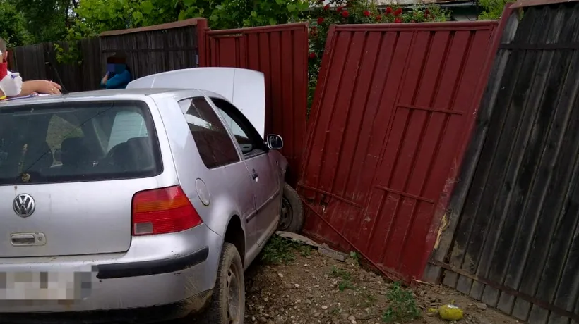 Un adolescent de 15 ani a provocat un accident în Dâmbovița. S-a urcat la volanul mașinii și s-a oprit într-un gard
