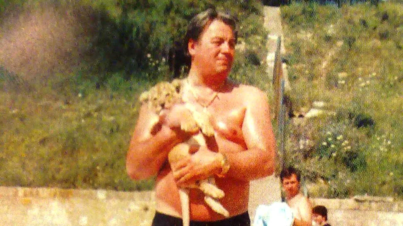 GALERIE FOTO | De nerecunoscut: Cum arăta în tinerețe un politician român foarte cunoscut, mai ales pentru replicile controversate 